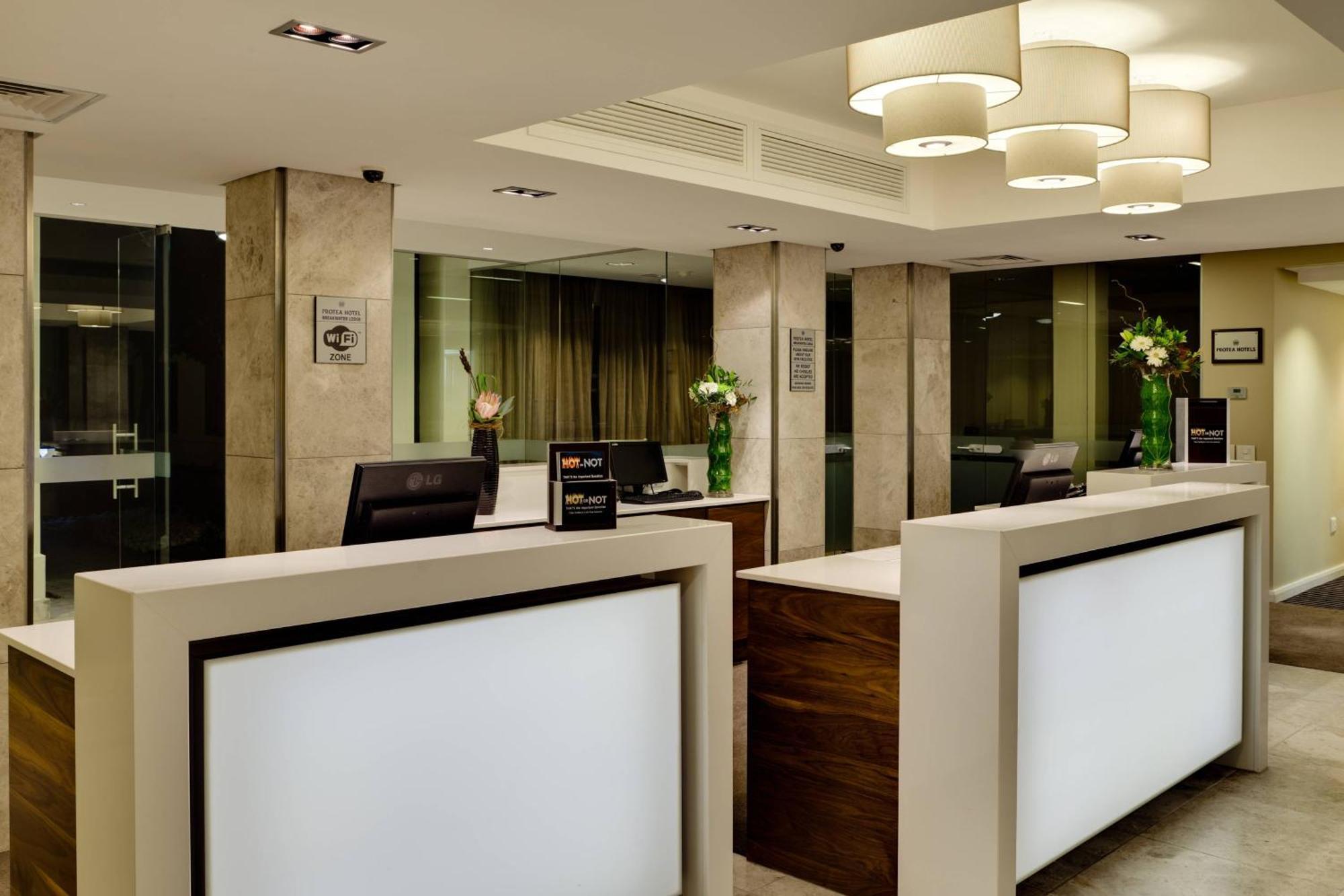 Protea Hotel By Marriott Cape Town Waterfront Breakwater Lodge Exterior foto